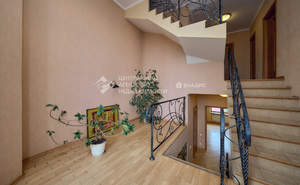 Дом 350м², 3-этажный, участок 8 сот.  